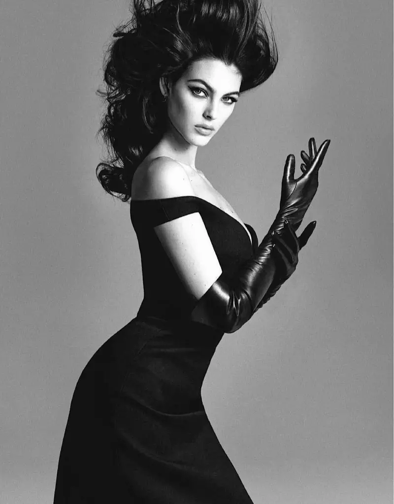 Vittoria Ceretti pose dans des styles super glamour pour Vogue Japon