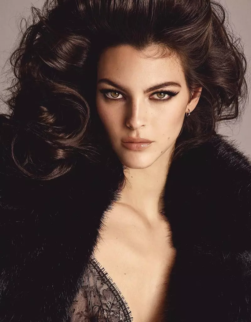 Vittoria Ceretti Pose dina Gaya Super Glam pikeun Vogue Jepang