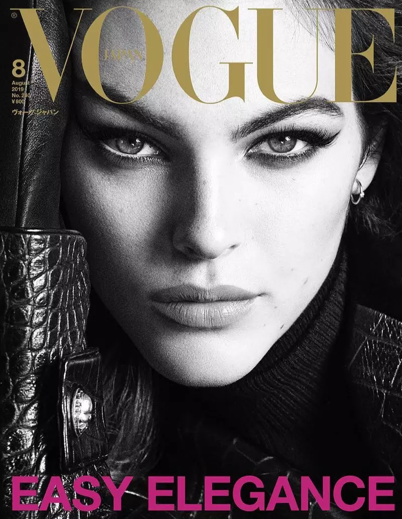 Vittoria Ceretti posa in uno stile super glam per Vogue Japan