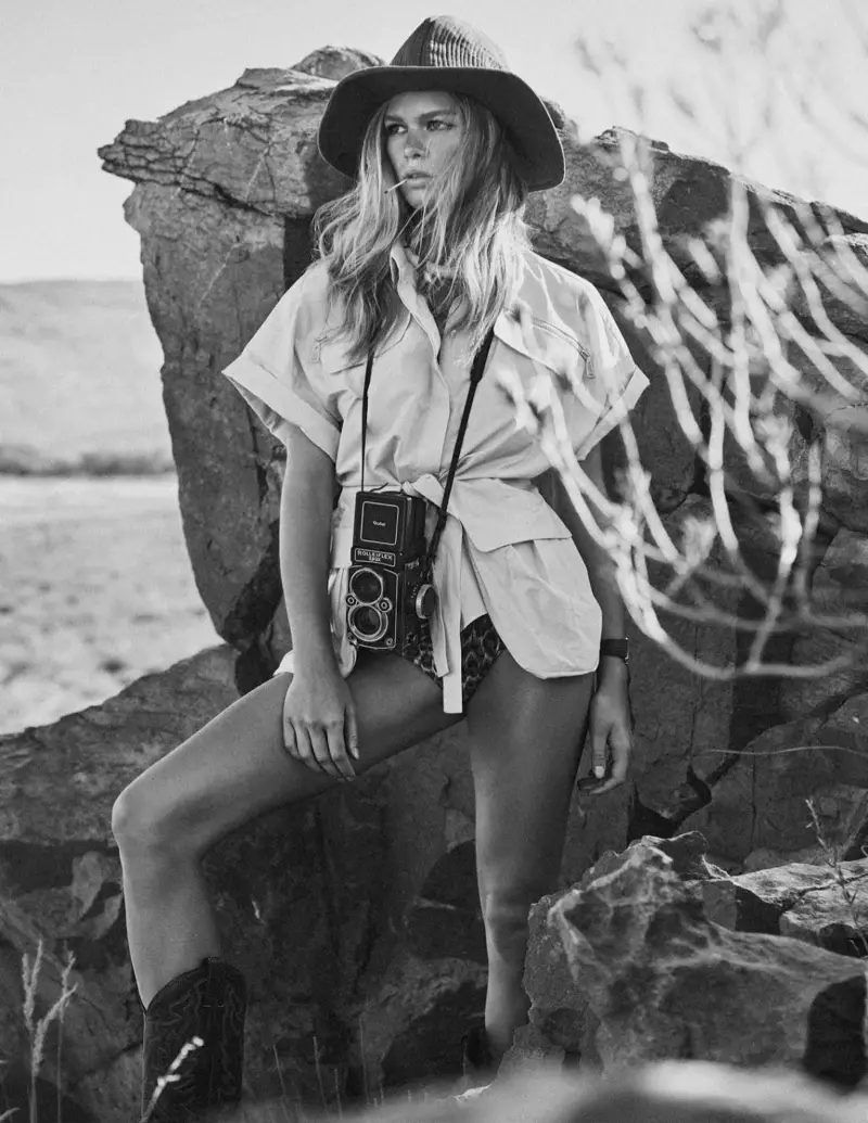 Anna Ewers Tieħu Stil Safari għal Vogue Paris