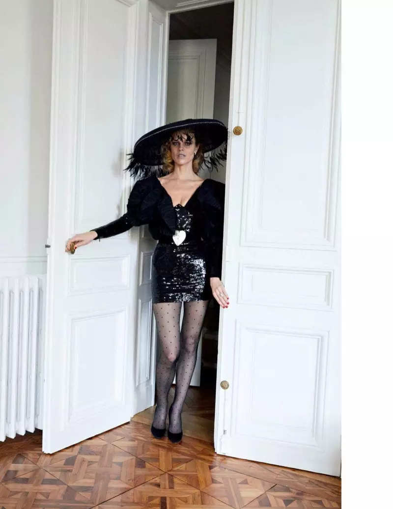 Eva Herzigova édes zenét készít elegáns stílusban a Vogue Paris számára