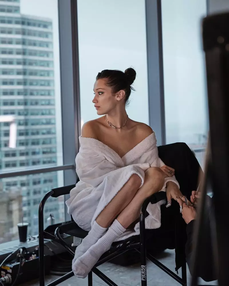 PƏRDƏ ARXASI: Bella Hadid Ochirly payız-qış 2018 çəkilişlərində çəkiliş zamanı