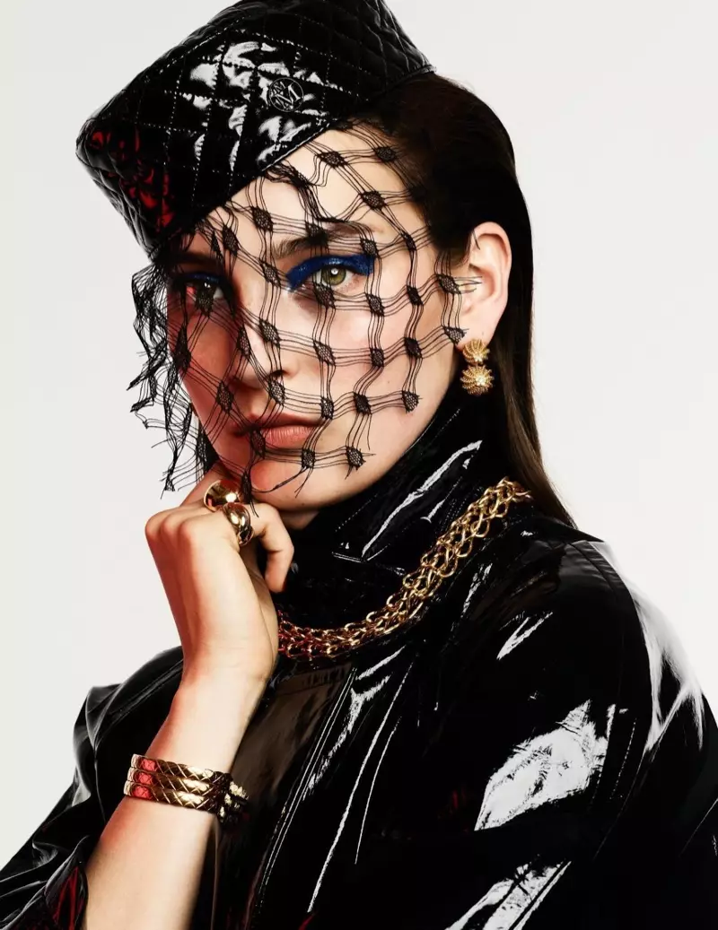 Julia Bergshoeff glittert yn Gems foar Vogue Paris