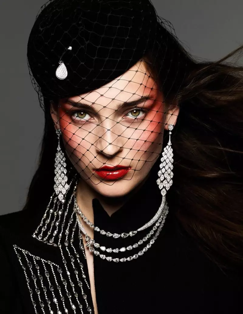 Julia Bergshoeff Glitters mu Gems for Vogue Paris