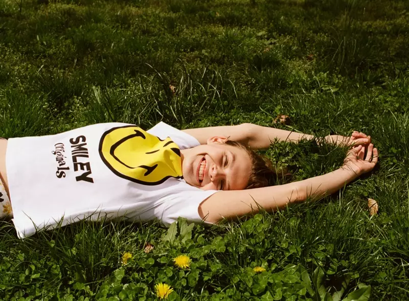 Cara Taylor lyk gelukkig en poseer in Zara Smiley Happy Collection-hemp.