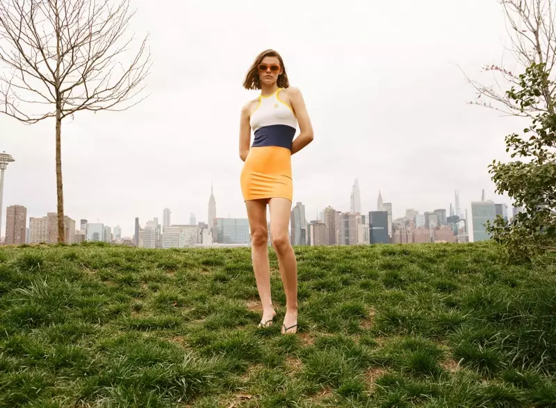 Cara Taylor poseer in New York vir Zara lente-somer 2021-stylgids.