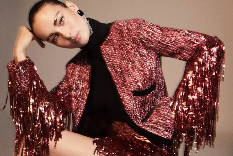 Si Julia Bergshoeff Poses sa Mga Estilo sa Party para sa Vogue Spain