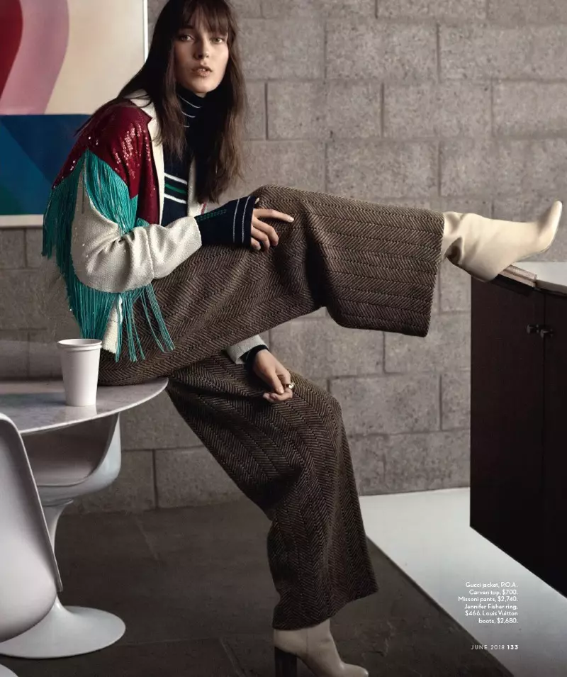 Julia Bergshoeff Channels 1970's Style para sa Vogue Australia