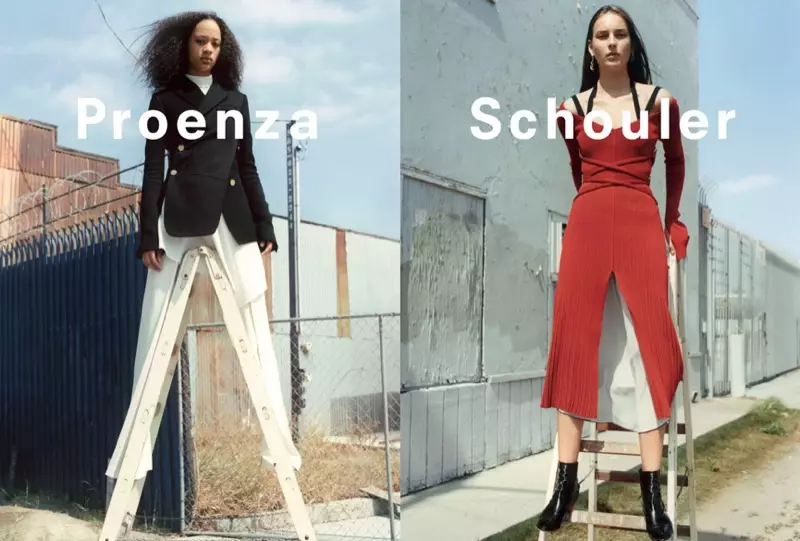 Model bergambar di atas tangga untuk kempen musim luruh-musim sejuk Proenza Schouler 2016