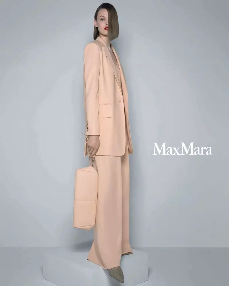 Max Mara 2021 年春季廣告活動的圖片。