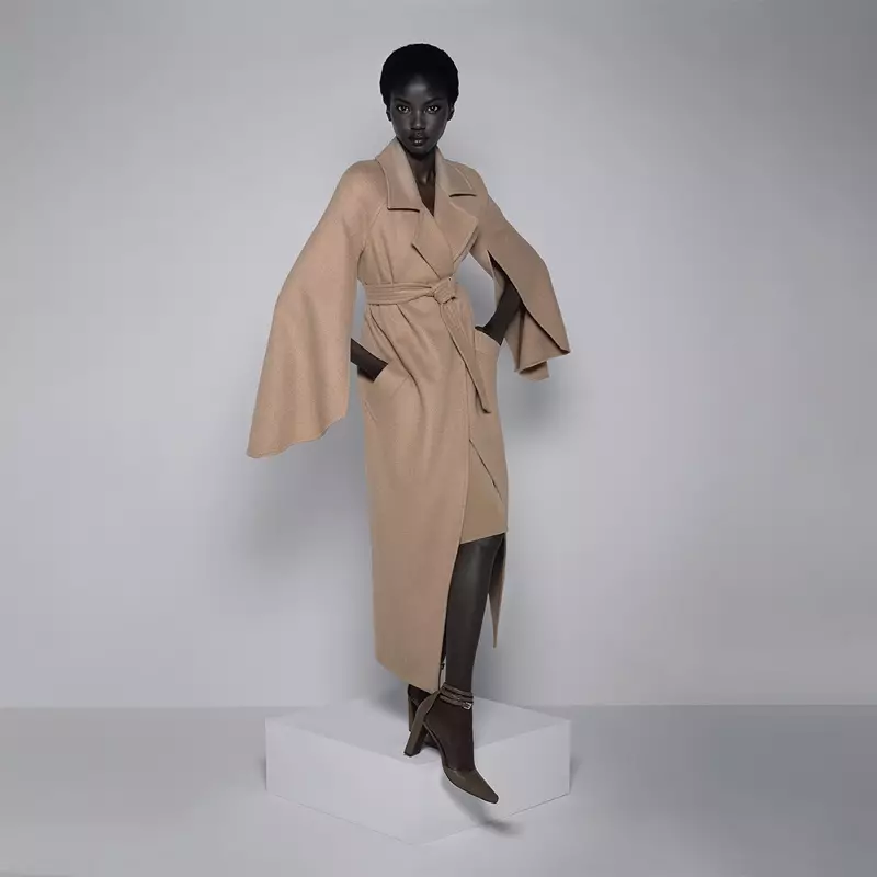 Anok Yai posa per la campagna primavera-estate 2021 di Max Mara.