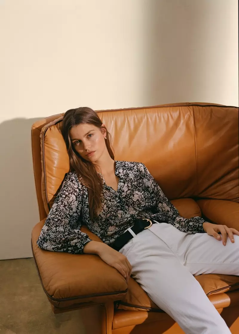 Model Luna Bijl yn ystumio yn Mango flows printiedig llifo a jîns ffit hamddenol