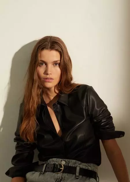 Luna Bijl bär eleganta stilar från Mango utan ansträngning