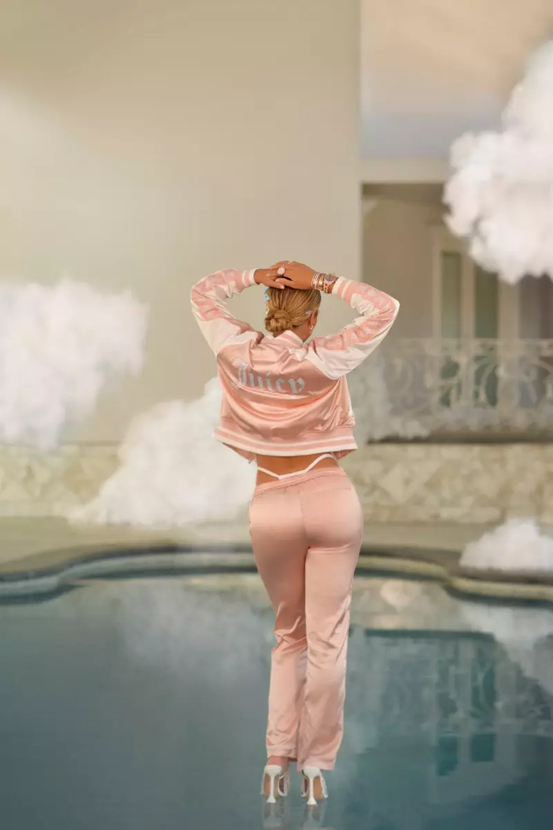 Una imagen de la campaña de Kappa x Juicy Couture.