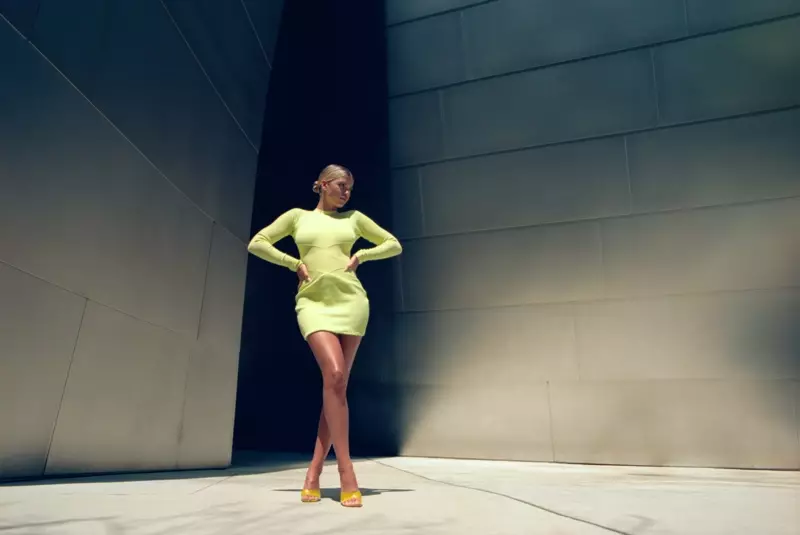Инфлуенсерката на Инстаграм Софија Ричи носи неонски жолт фустан од соработката на Missguided