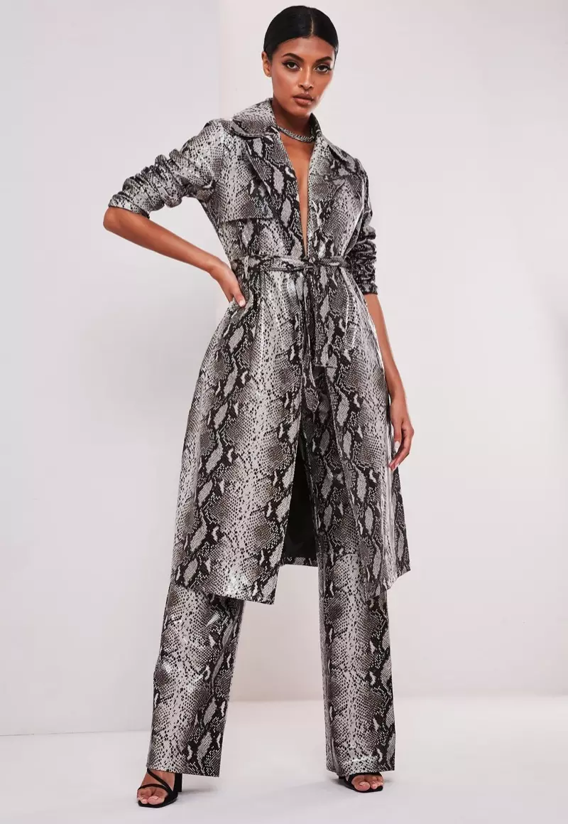 Sofia Richie x Missguided Snake Print Faux Alawọ Trench Coat $ 127