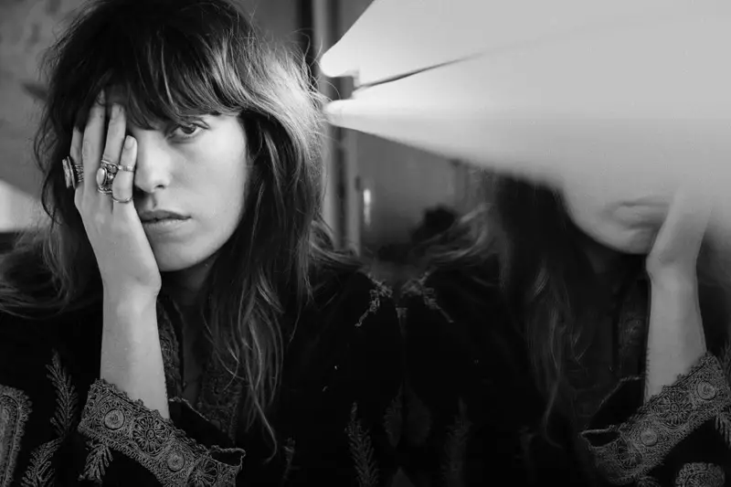 Lou Doillon ترتدي أزياء سهلة لـ S Moda من إريك غيليمين