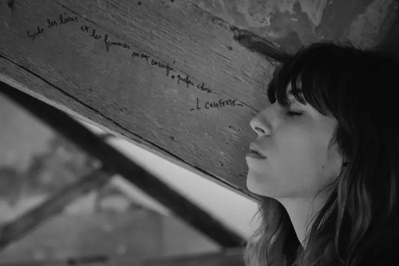 Lou Doillon Ji bo S Moda ji hêla Eric Guillemain ve şêwazek bêhêz li xwe dike