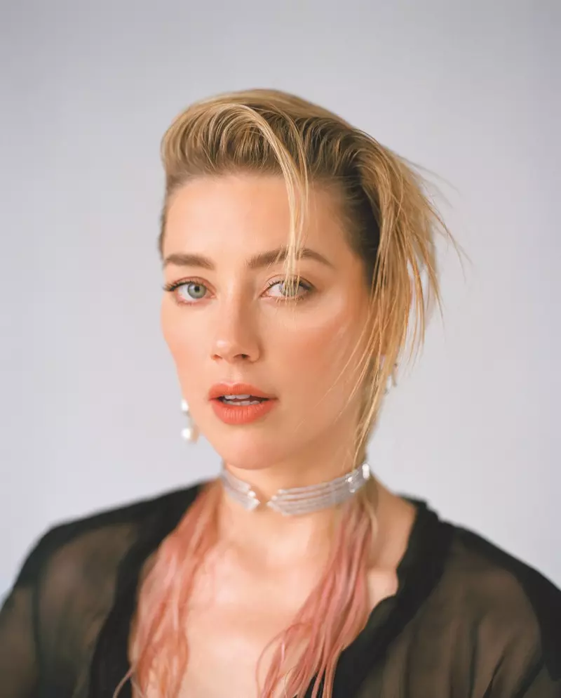 Agus í i ndlúthchomhar léi, cuireann Amber Heard i mbun jewelry súilíneach