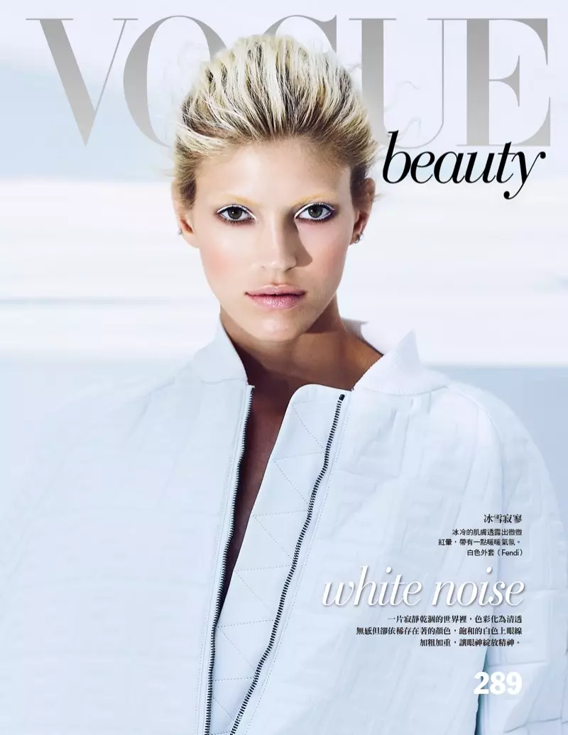 O Devon Windsor na fa'aalia le fa'aaliga mo le Vogue Taiwan Beauty