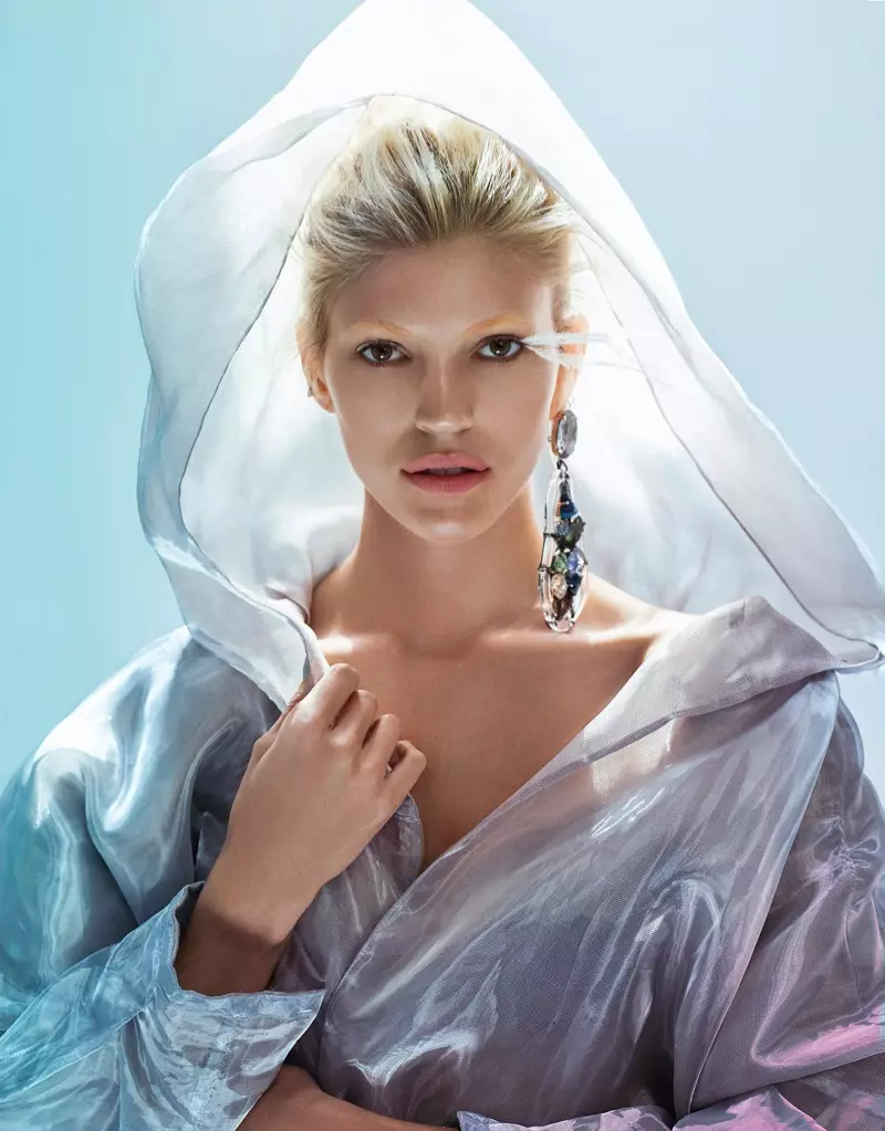 Devon Windsor hëlt de Spotlight fir Vogue Taiwan Beauty