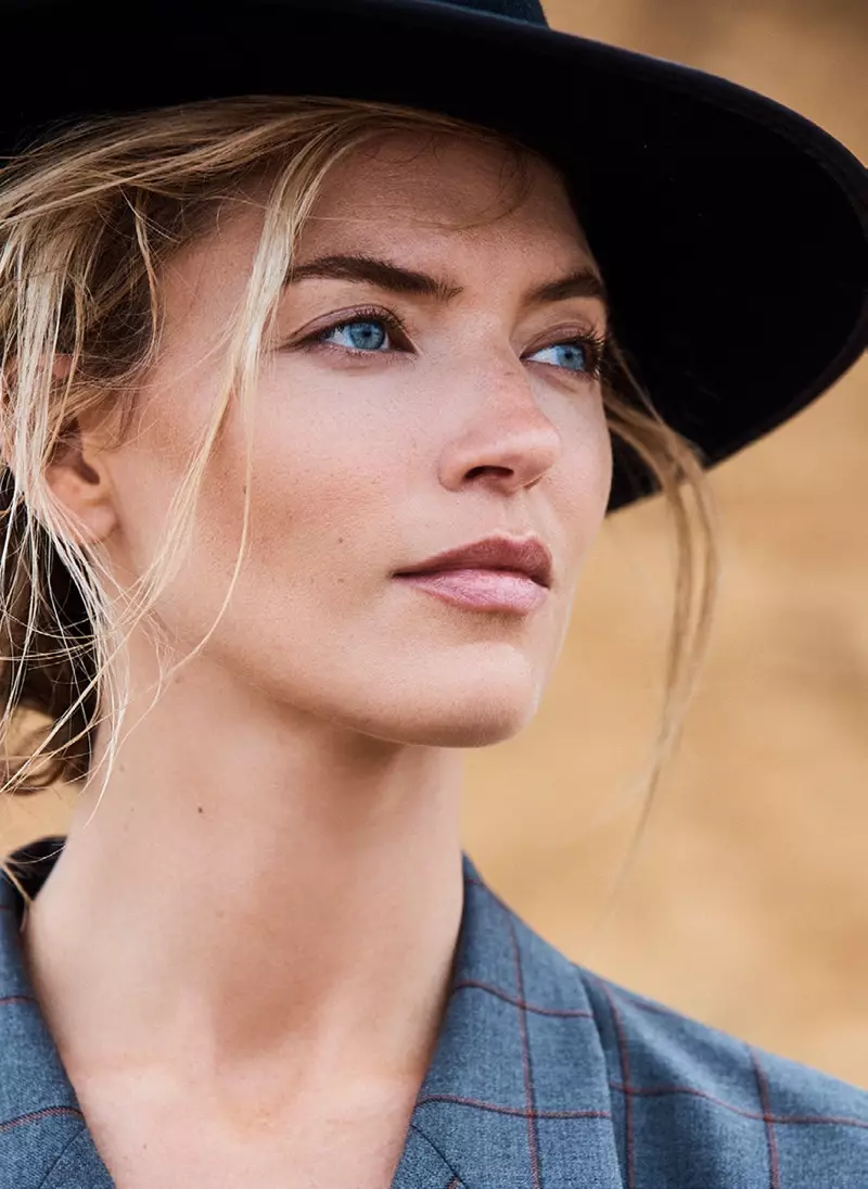 Martha Hunt Models Beach Fashion por Issue Magazine