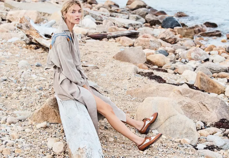 Martha Hunt modèle la mode de plage pour le magazine Issue