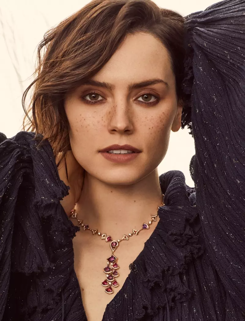 Réidh le haghaidh a closeup, Daisy Ridley suaitheadh i gúna Chanel