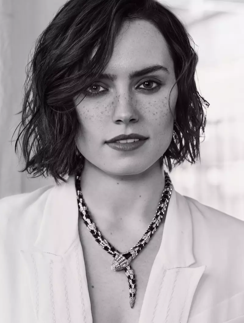 L-attriċi Daisy Ridley tippoża bl-iswed u l-abjad