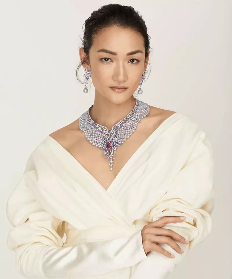 Ai Tominaga se třpytí ve šperku Mikimoto pro japonský Vogue