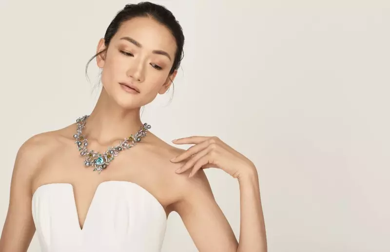 Ai Tominaga se třpytí ve šperku Mikimoto pro japonský Vogue