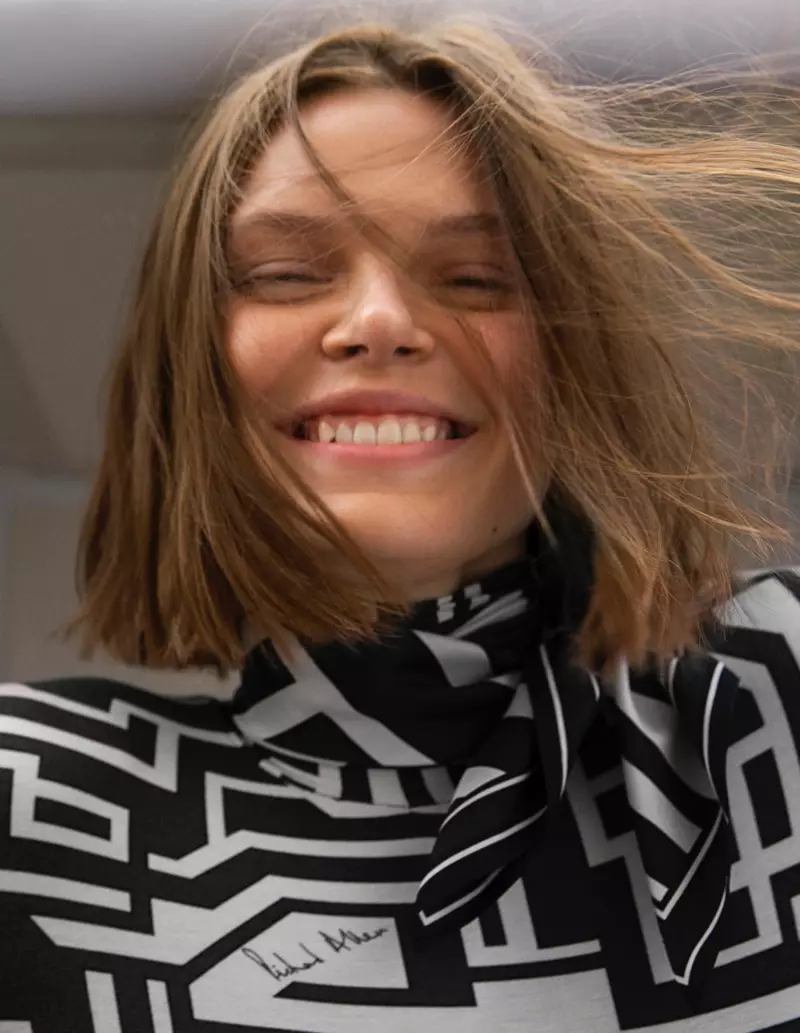 Lahat ng ngiti, si Cara Taylor ay lumalabas sa Richard Allan x H&M campaign