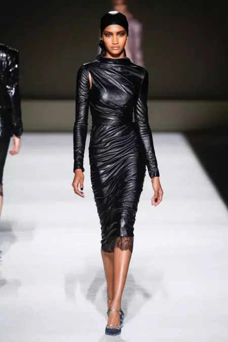 Tom Ford, İlkbahar 2019 için Şık Şekillere Odaklanıyor