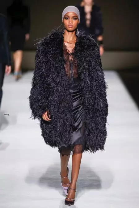 Tom Ford Fokus ing Sleek Shapes kanggo Spring 2019