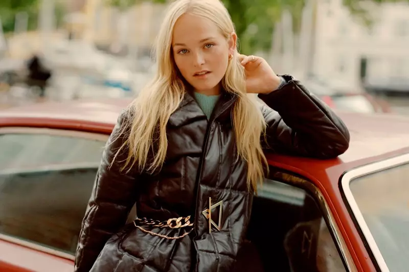 Nagpose si Jean Campbell sa Autumn Outerwear para sa PORTER Edit