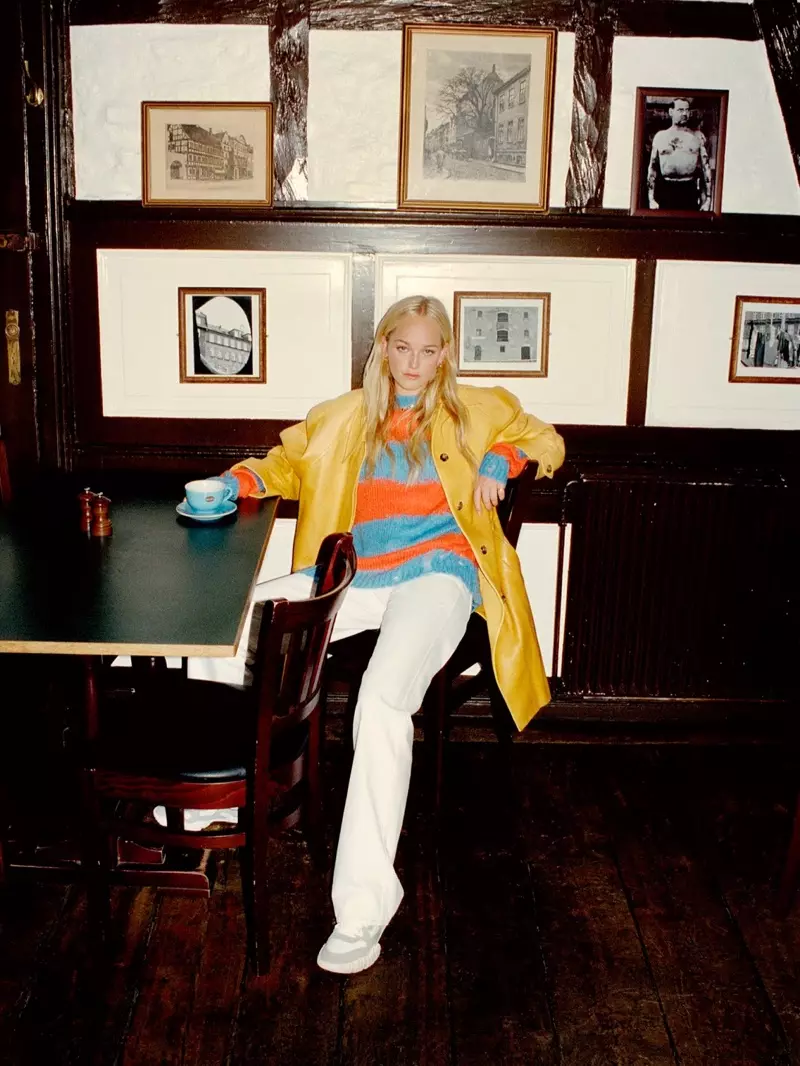 Jean Campbell โพสท่าในชุดแจ๊กเก็ตฤดูใบไม้ร่วงสำหรับ PORTER Edit