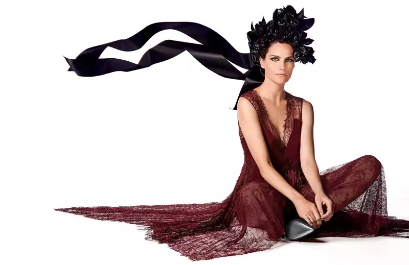 Missy Rayder poartă haine la moda pentru Vogue Arabia