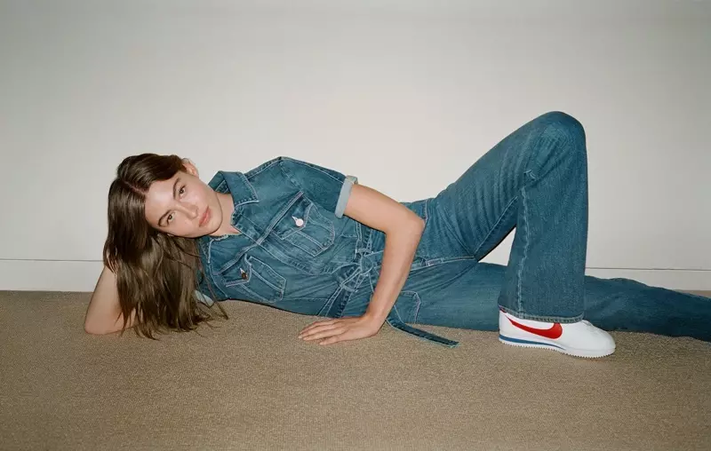 Klaaid yn denim posearret Grace Elizabeth foar FRAME maitiid-simmer 2020-kampanje