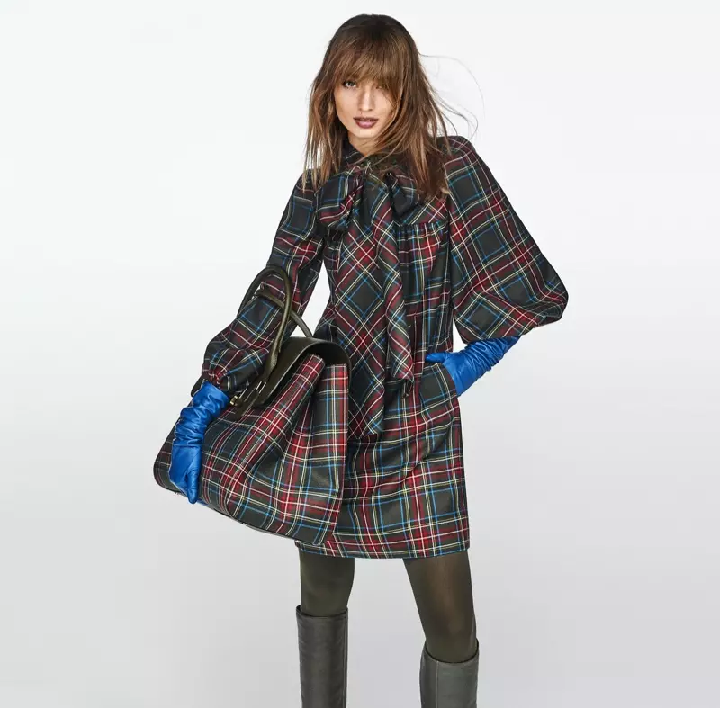 Giulia Maenza draagt plaids en voert de campagne van Luisa Spagnoli herfst-winter 2020.