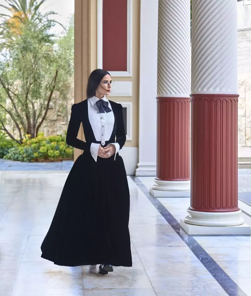 Demi Moore, vestida de branco e negro, posa cun look Chanel Haute Couture