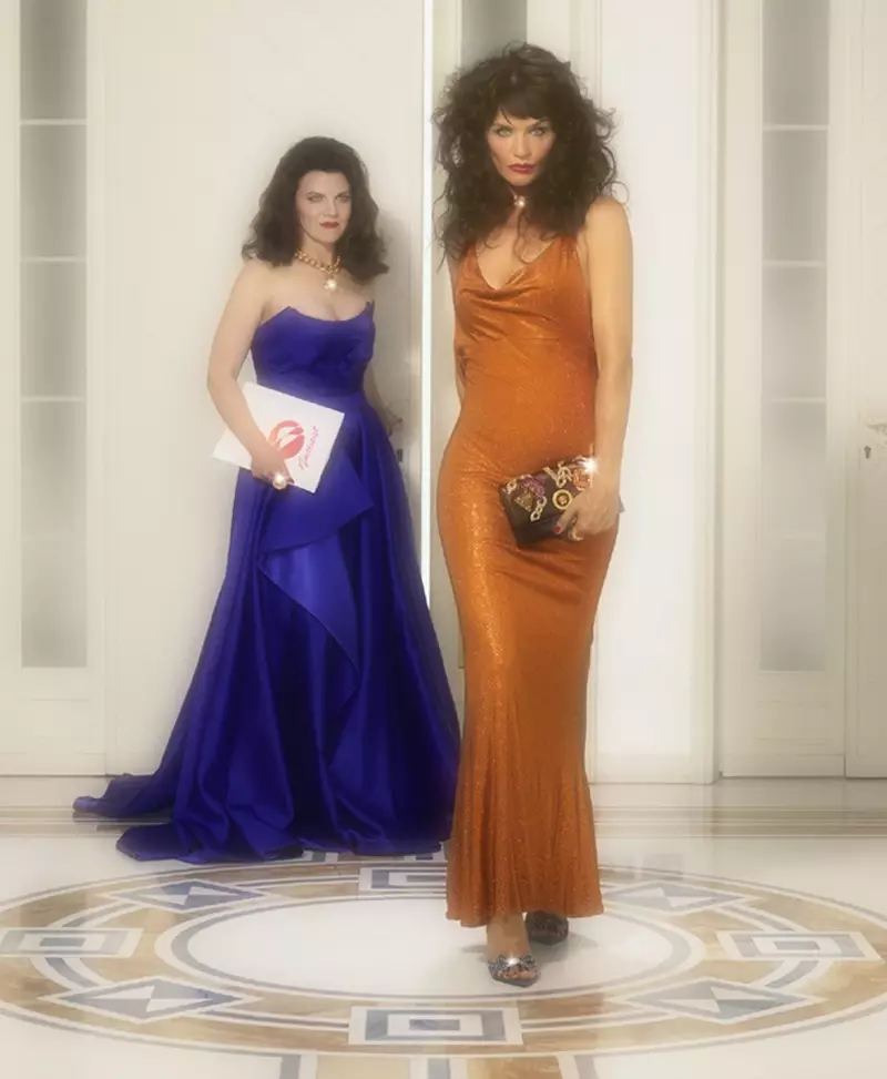 Helena Christensen ati Sarah Baker irawọ ni Versace Holiday 2019 ipolongo