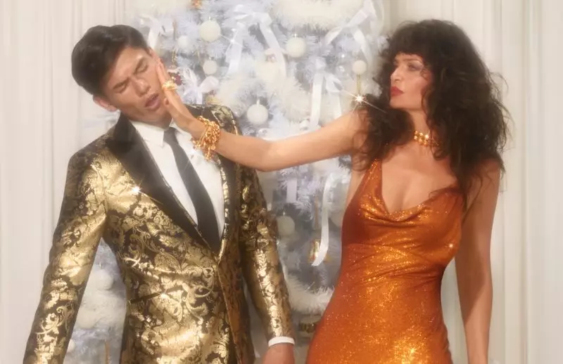 Helena Christensen dá unha bofetada a Simonas Pham na campaña de Versace Holiday 2019