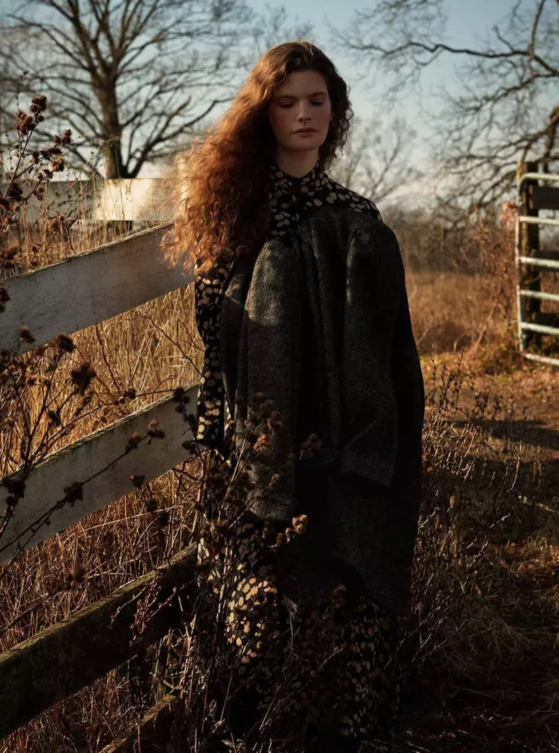 Carolina Burgin poseert in een katoenen en wollen jas van Massimo Dutti met visgraatmotief en een jurk met bloemenprint