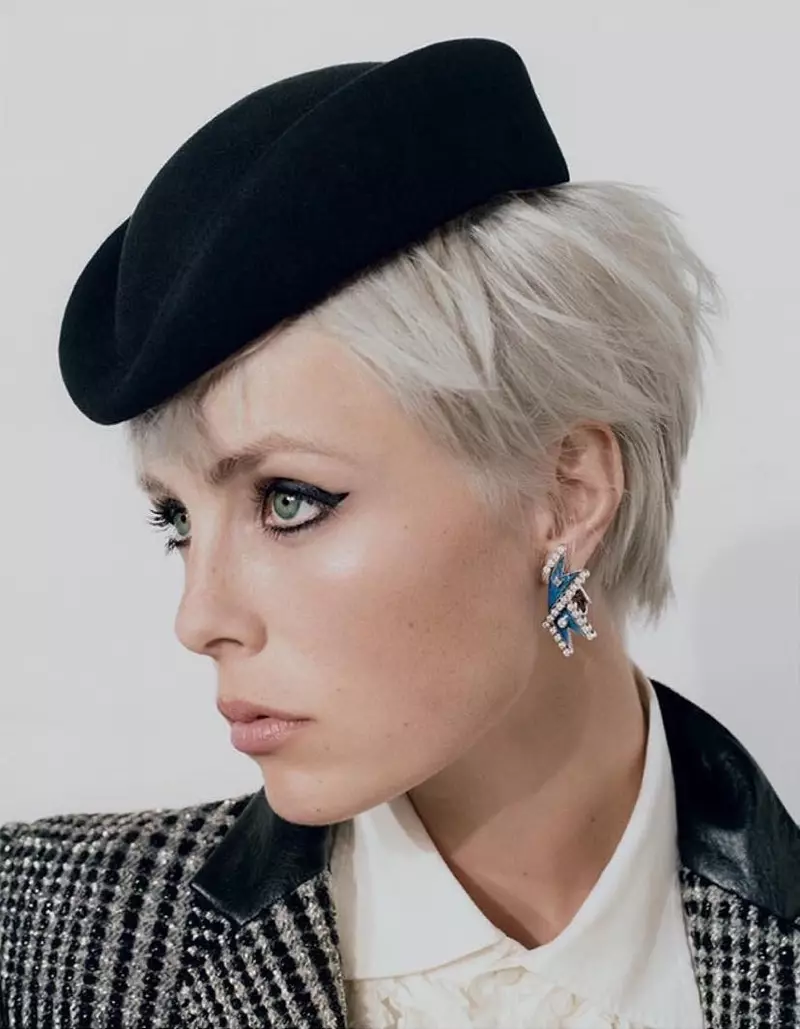 Edie Campbell Poża fi Stqarrija Looks għal Vogue Polonja