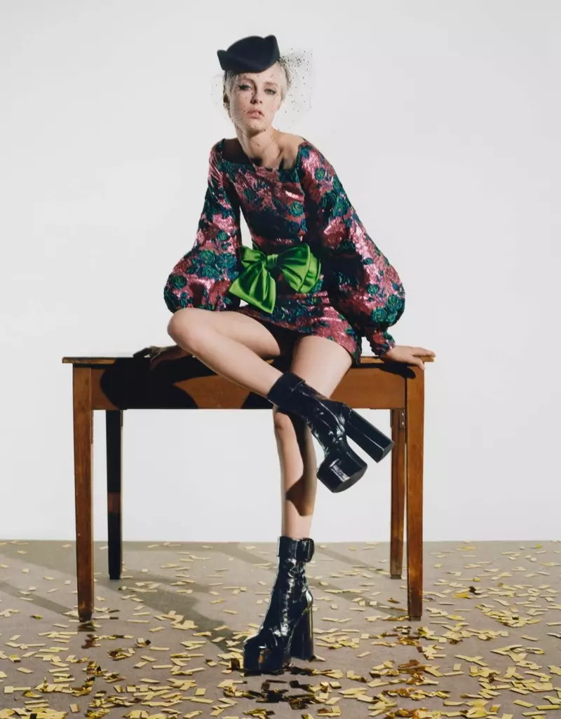 Edie Campbell wuxuu ku taagan yahay bayaanka Raadinta Vogue Poland