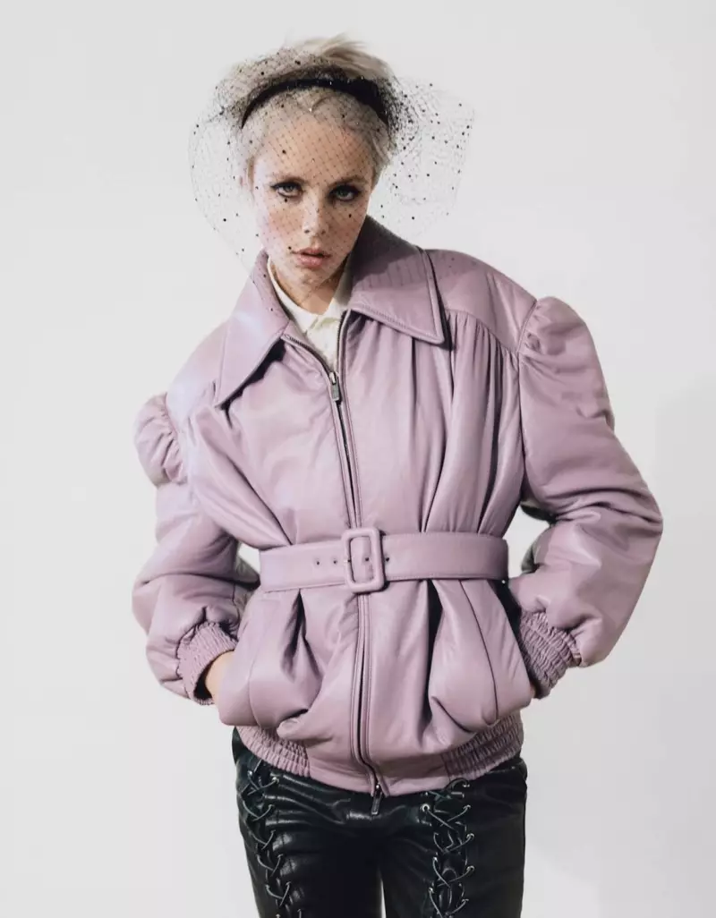 Edie Campbell situr fyrir í yfirlýsingu leitar að Vogue Póllandi