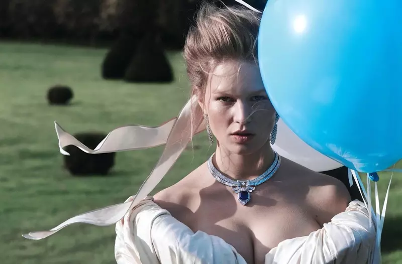 Anna Ewers deslumbra con moda real para Vogue París