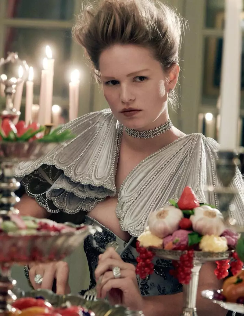 Anna Ewers schittert in koninklijke mode voor Vogue Paris