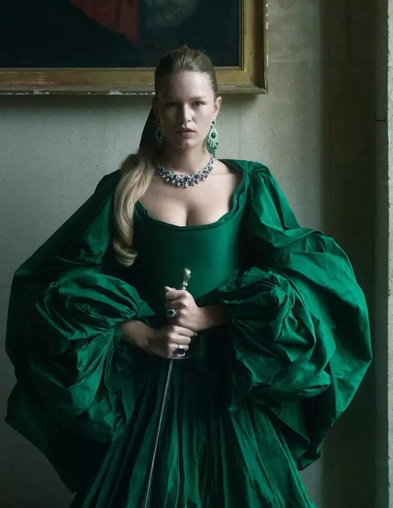 Anna Ewers bländar på kungligt mode för Vogue Paris