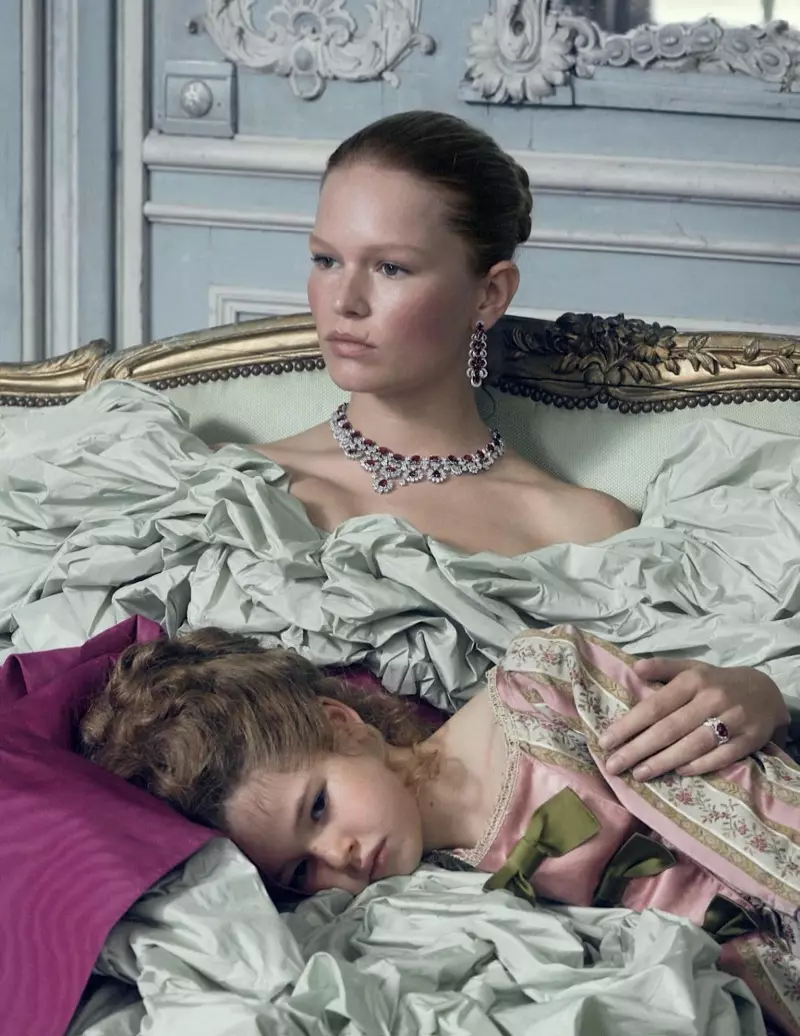 Anna Ewers verblind in koninklike mode vir Vogue Paris